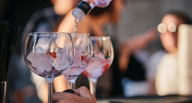 cóctel con ginebra de fresa