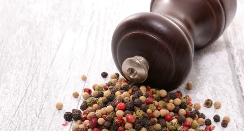 pimentero con granos pimienta