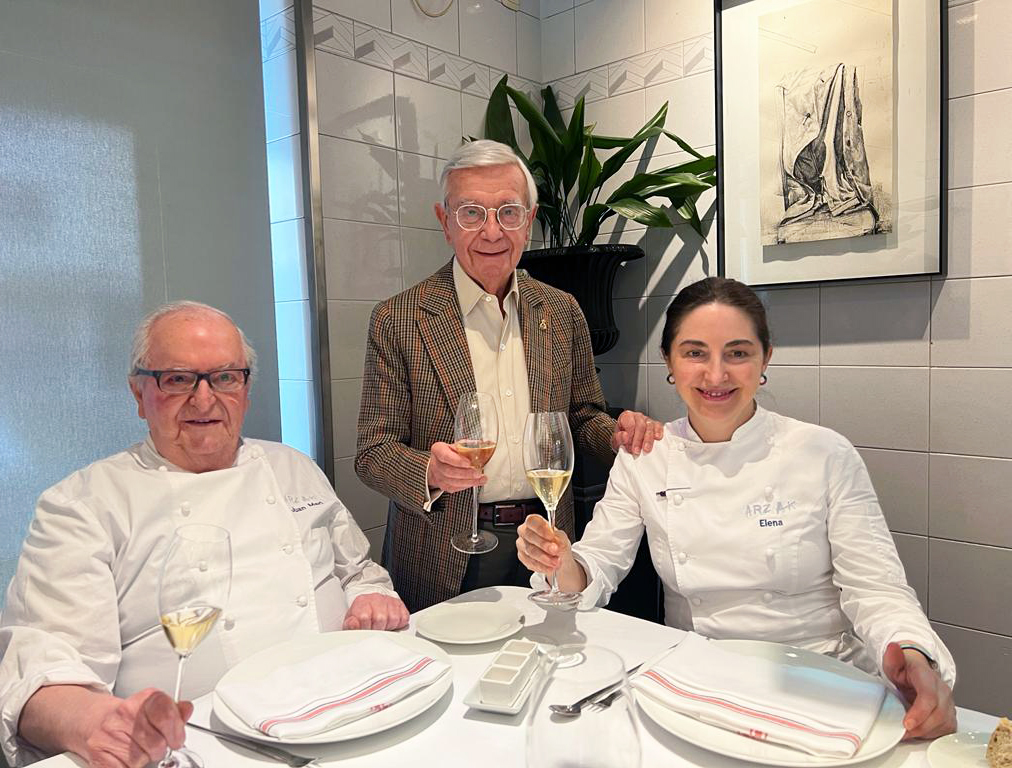 Rafael Ansón con Juan Mari y Elena Arzak en su restaurante de San Sebastián. (Foto: Rafael Ansón)