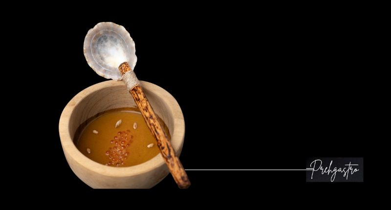 Crema de salmón con huevas de trucha del menú inspirado en la Prehistoria de Ronquillo en Cantabria