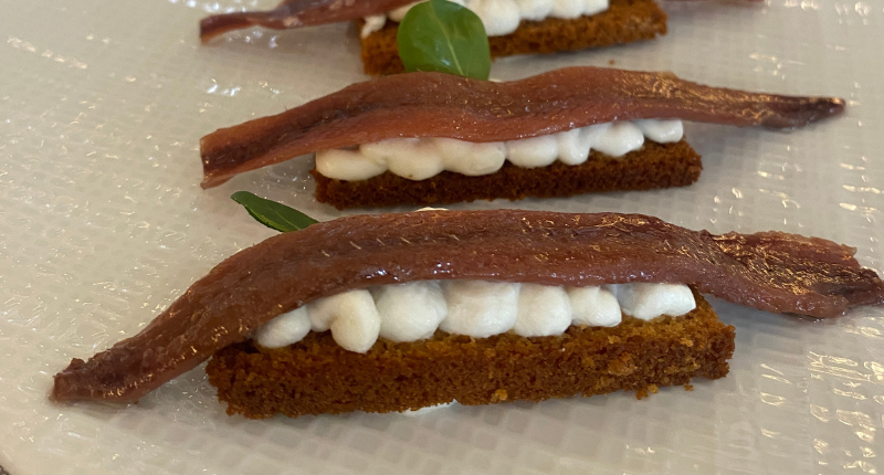 Bocado de anchoa en salazón sobre sobao pasiego en el restaurante Berria