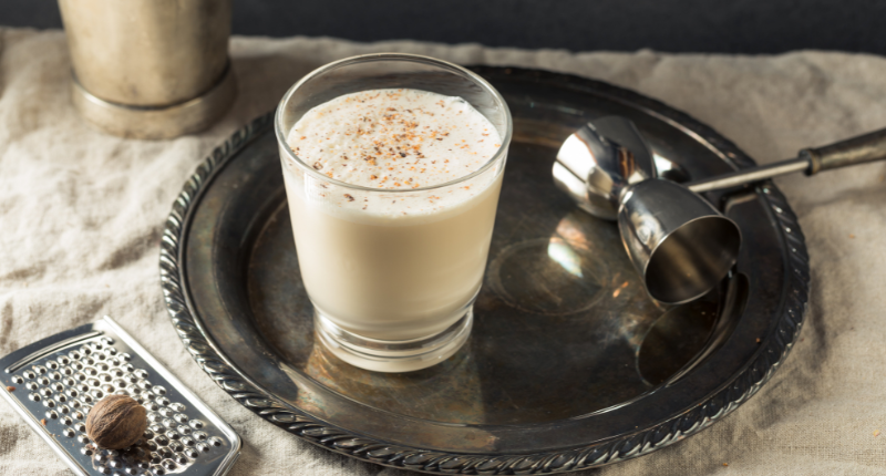 Cóctel Tom y Jerry con brandy, ron, huevo y especias