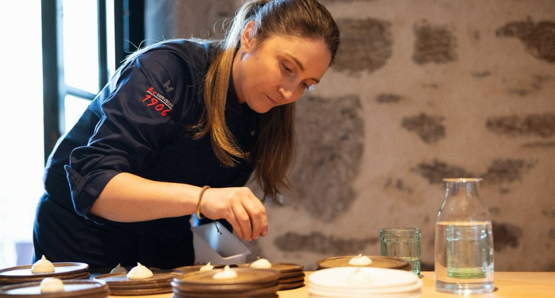 Lucía Freitas confecciona un menú junto a 1906