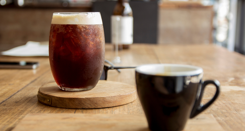 vaso de café con hielo y taza de café caliente