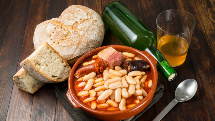 fabadas y sidra para celebrar el Día de Asturias gastronomía de Asturias