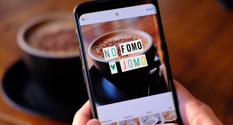Del FOMO al JOMO: disfrutar la comida sin filtro FOMO vs JOMO Persona fotografiando una taza de café con el móvil