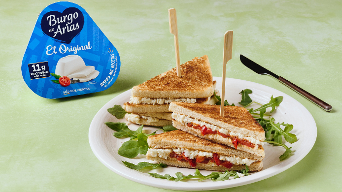 Sándwich de queso fresco y pimientos del piquillo