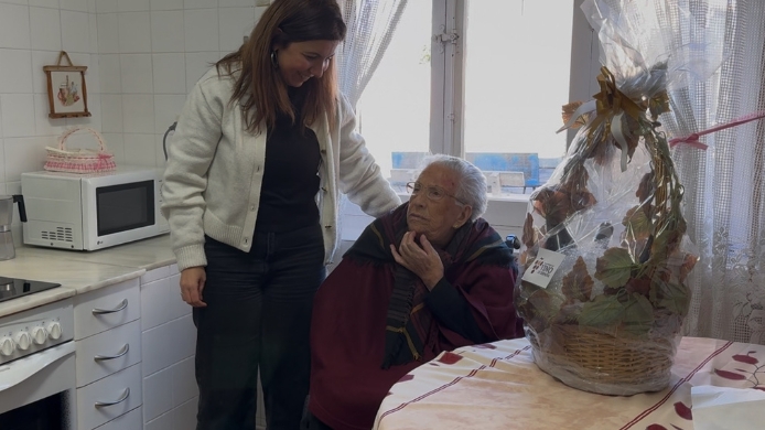 Mujer más longeva de España bebe una copa de vino al día