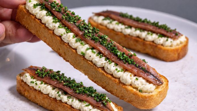 Brioche con anchoas, aperitivo viral de Navidad servido sobre pan brioche esponjoso