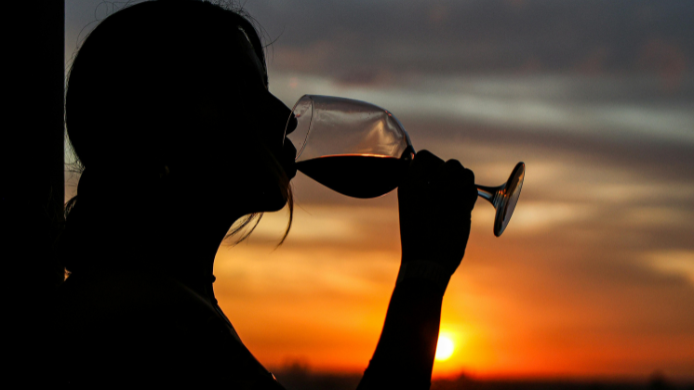 Viajar por el mundo siguiendo una copa de vino