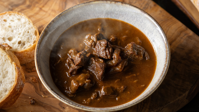 Guiso servido en olla de barro para el invierno