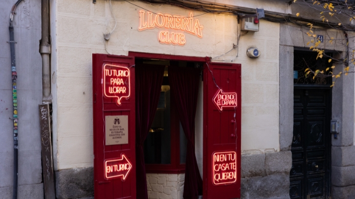 puerta coctelería Madrid La Llorería en Huertas