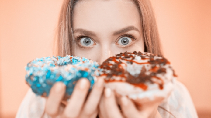 Mujer con donuts por antojos de azúcar