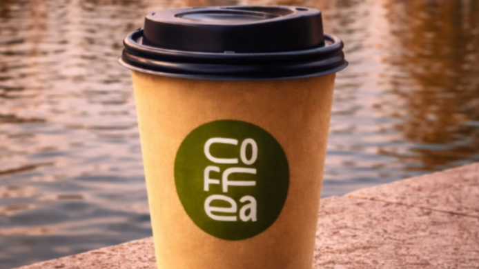 Vaso de café de especialidad en el parque del Retiro de Madrid