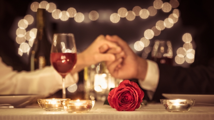 pareja cena en San Valentín