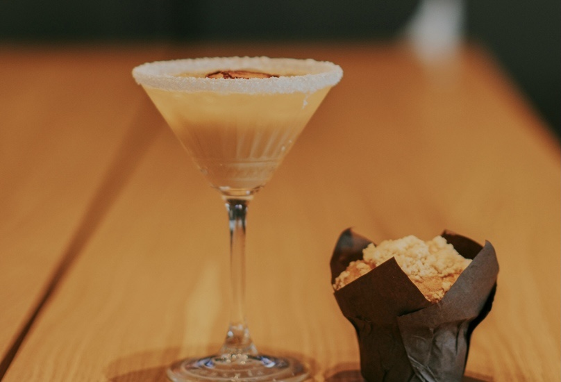 Cóctel y postre en restaurante