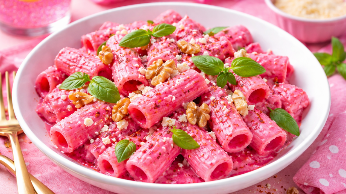 La Pasta Barbie más viral con salsa de remolacha y queso feta