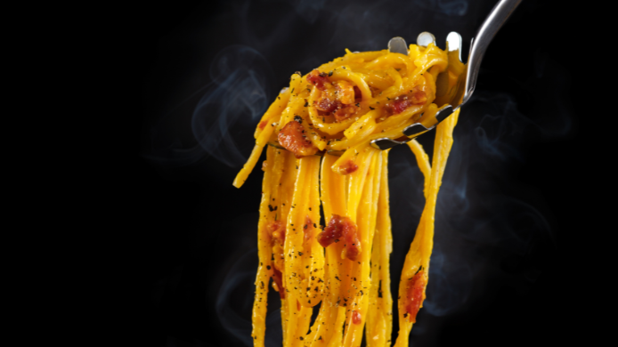 Tenedor con spaguetti carbonara