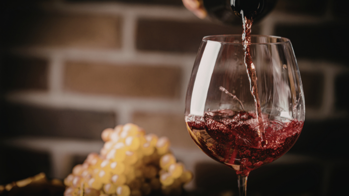 Copa de vino y uvas en la Antigua Grecia