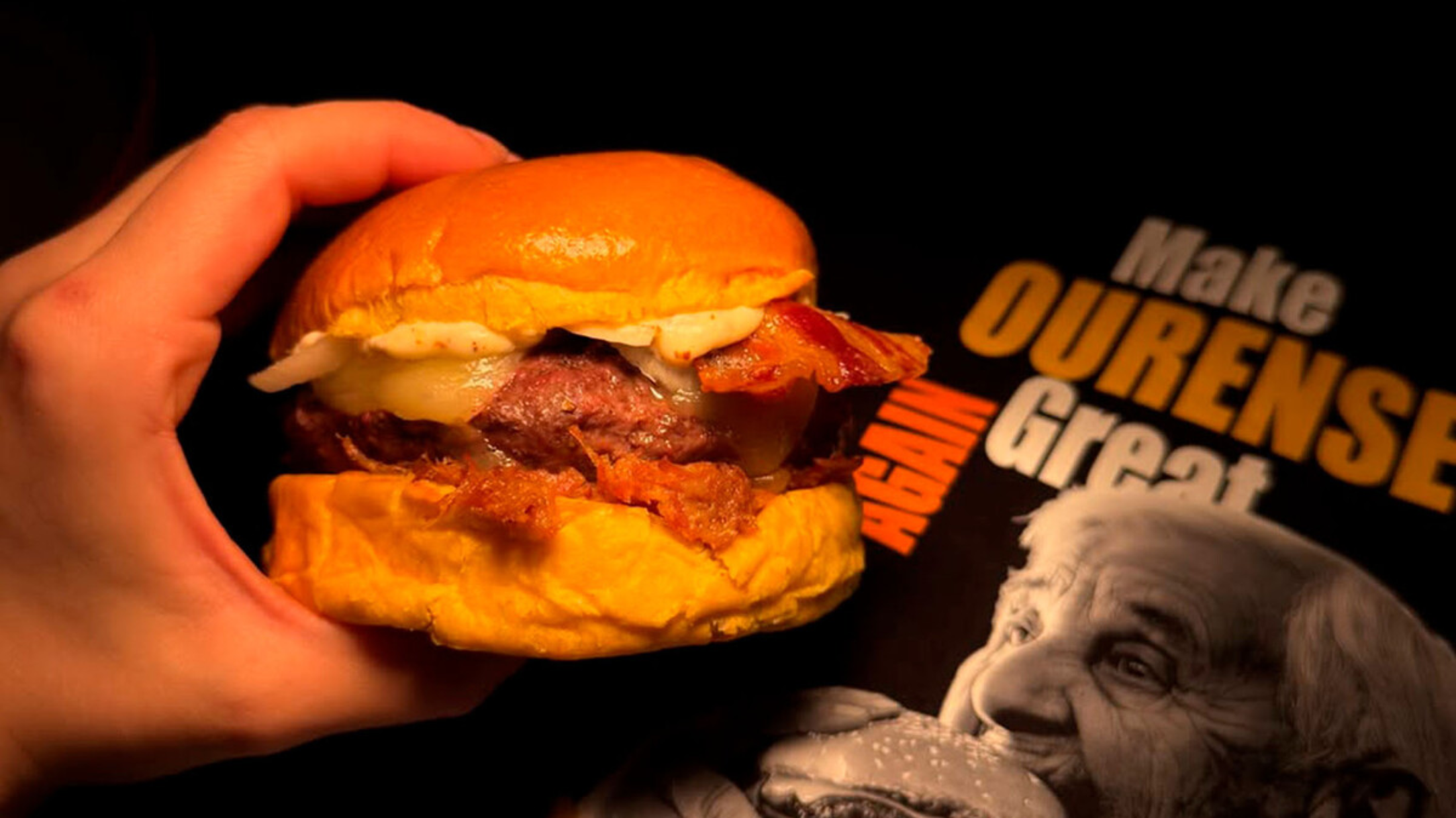 mano con hamburguesa gourmet