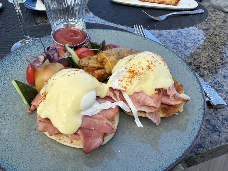 Huevos Benedict en el restaurante Espelette del hotel Waldorf Astoria, en Beverly Hills. (Foto: Rafael Ansón)