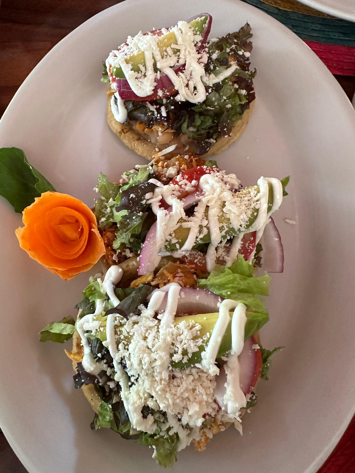 Sopes tortilla de maíz que se cocina en el comal se rellena de frijoles , chorizo, pollo