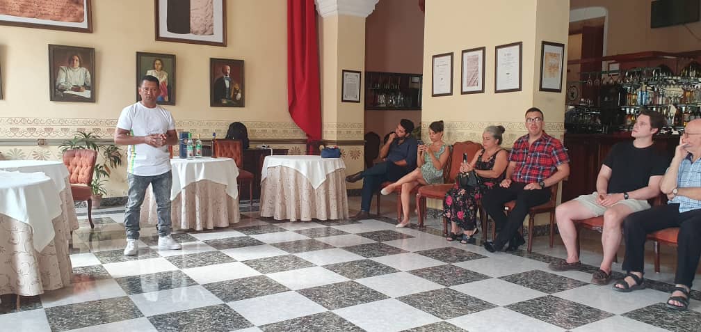 Ciro Paneque presentando el Agua Ardiente. 