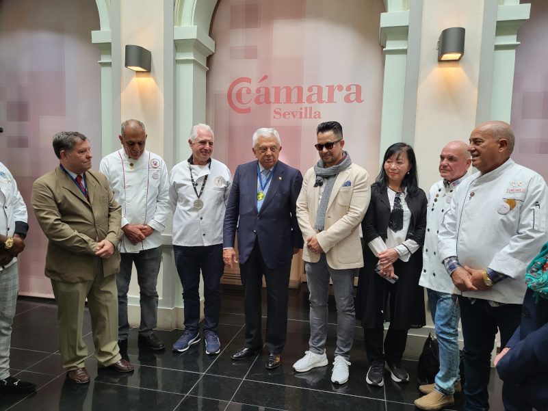 El presidente de la Cámara de Comercio de Sevilla, Francisco Herrero, con la embajada de AREGALA.