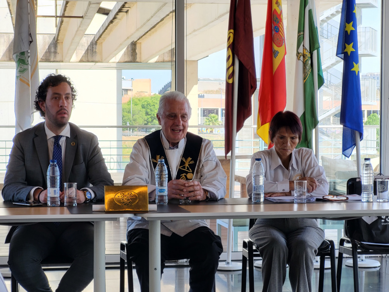 Diego Silva, con Iñaki Echeveste, y Mirna, de la secretaría de AREGALA