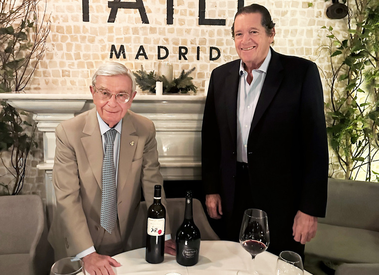 Rafael Ansón con José Luis Muguiro, director general comercial de Marqués de Riscal.