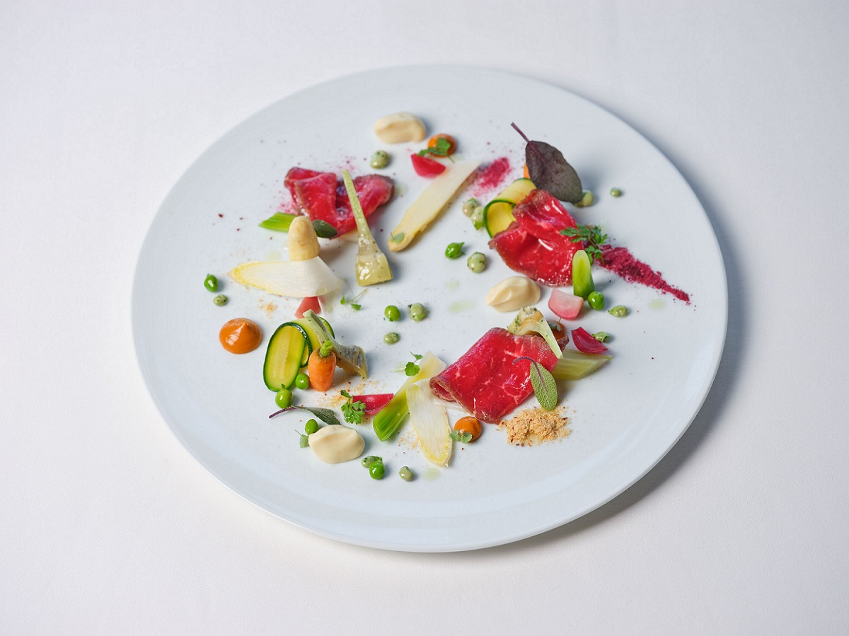 Es Fum-Carpaccio de chuleta ahumada, puerros jovenes asados y salsa romesco