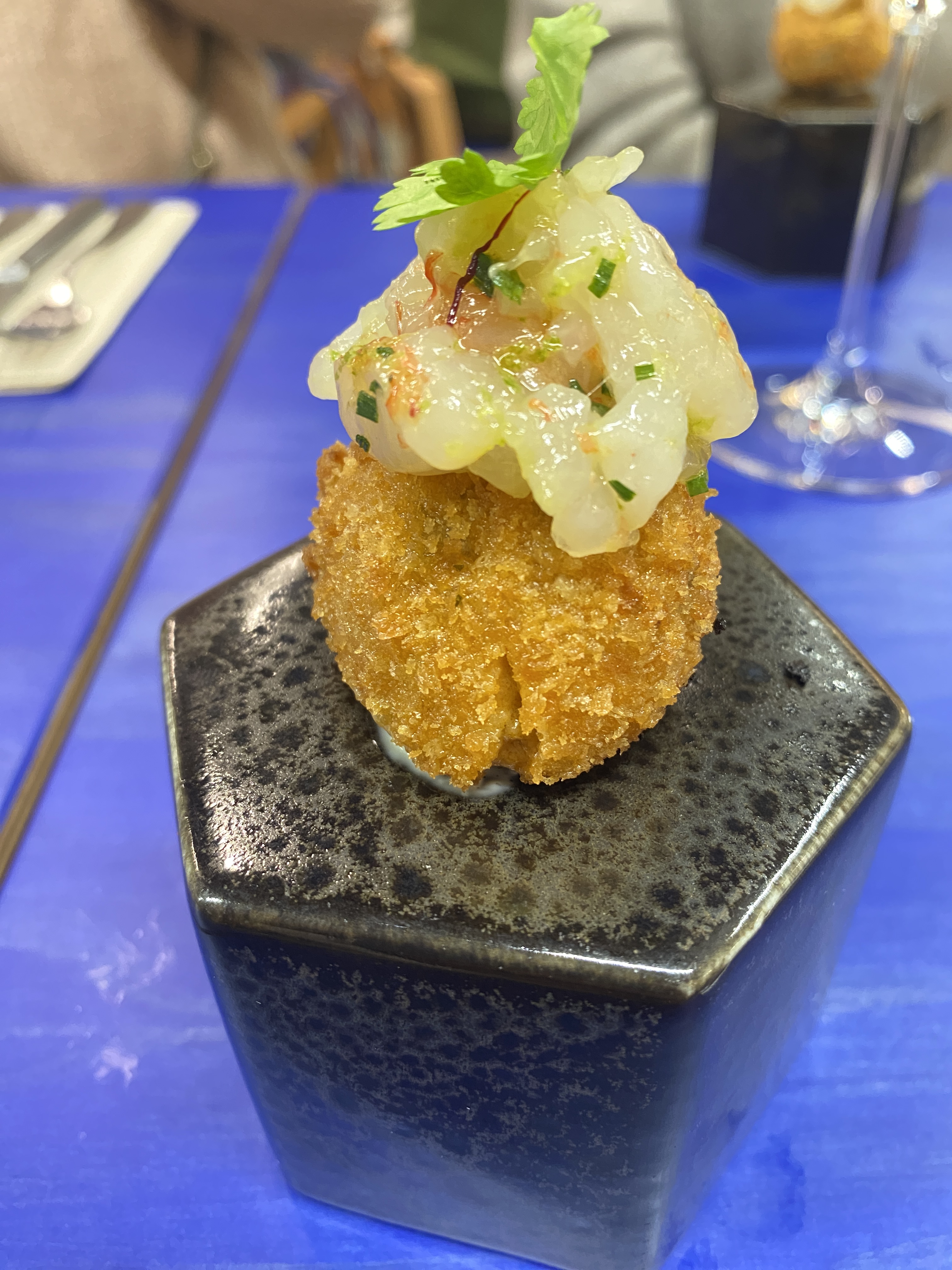 Croqueta enchupetada de tartar de gamba roja, mayo japo y huacatay