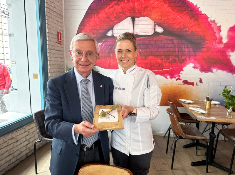 Rafael Ansón con Susana Casanova y su tapa “Cruz de navajas”.