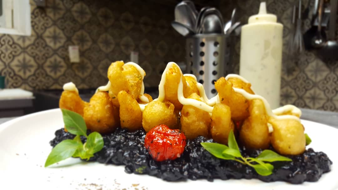 Rita & Champagne-Rissotto-negro-con-camarones