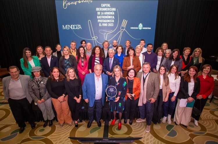 sello que identifica a Mendoza, Capital Iberoamericana de la Gastronomía y el Vino