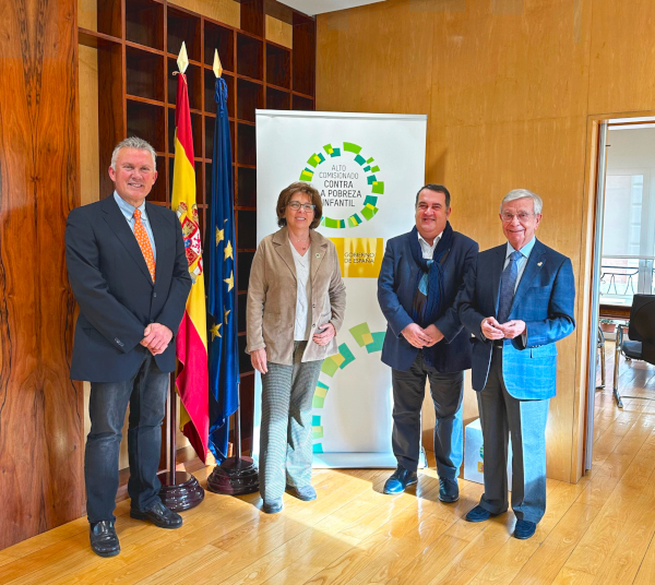 Rafael Ansón junto a José Manuel Ávila, director general de la FEN; Carmen Gayo, directora del Alto Comisionado para la Lucha contra la Pobreza Infantil; y Ernesto Gasco, Alto Comisionado.