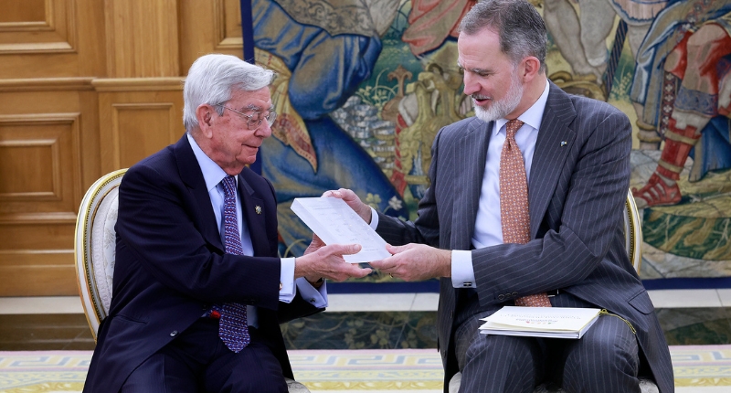 Rafael Ansón entregando la placa de agradecimiento a Su Majestad el Rey Don Felipe VI en nombre de la AIBG y de todas las academias que la integran. (Foto: Casa Real)