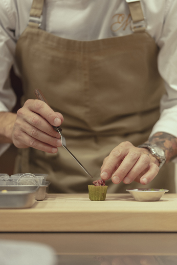 Rubén emplatando en el restaurante Emi (foto cedida por el restaurante)
