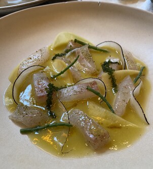  Tiradito de dorada con leche de lulo, mango verde, rábano negro y togarashi