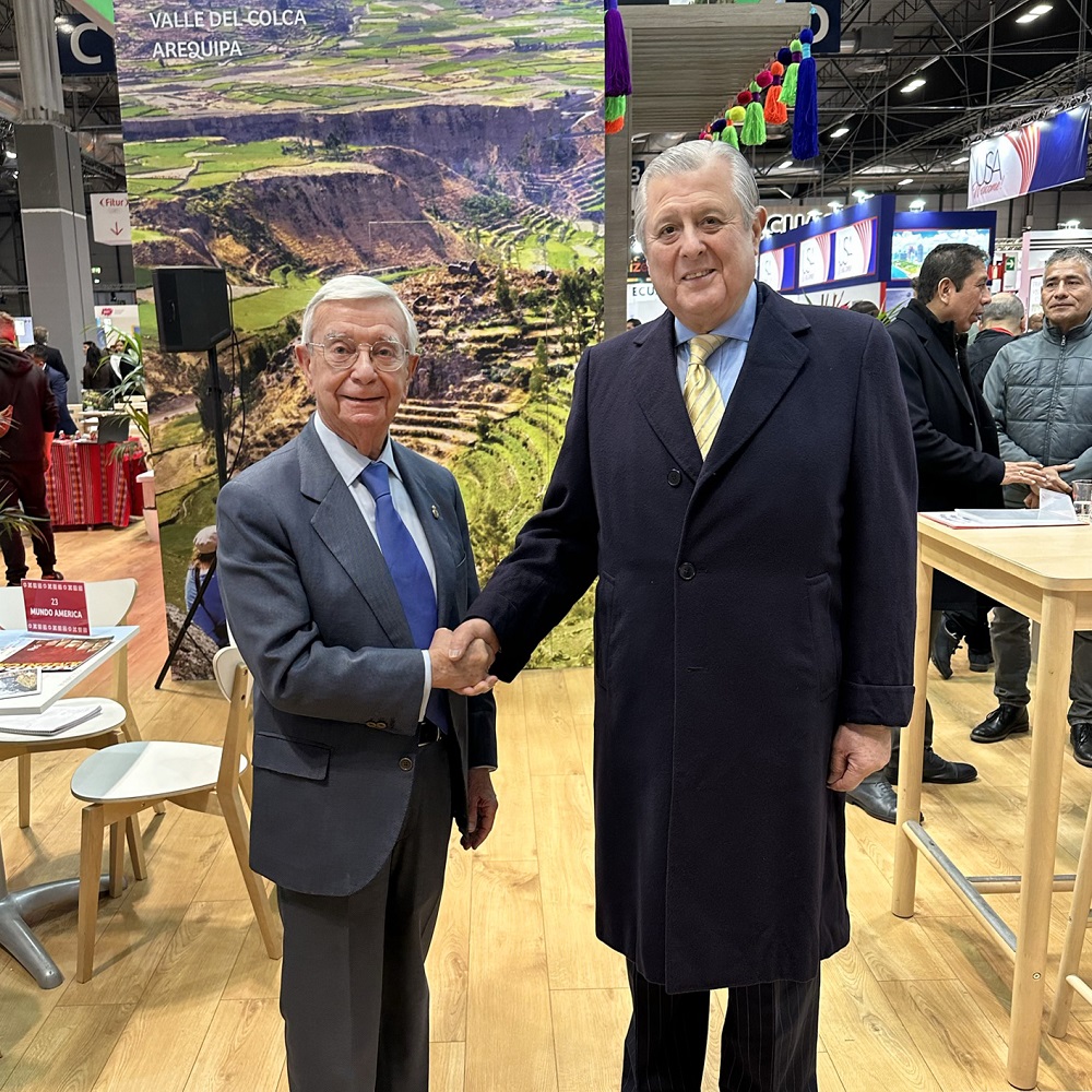Rafael Ansón con el embajador de Perú, Óscar Maúrtua, en Fitur 2023.