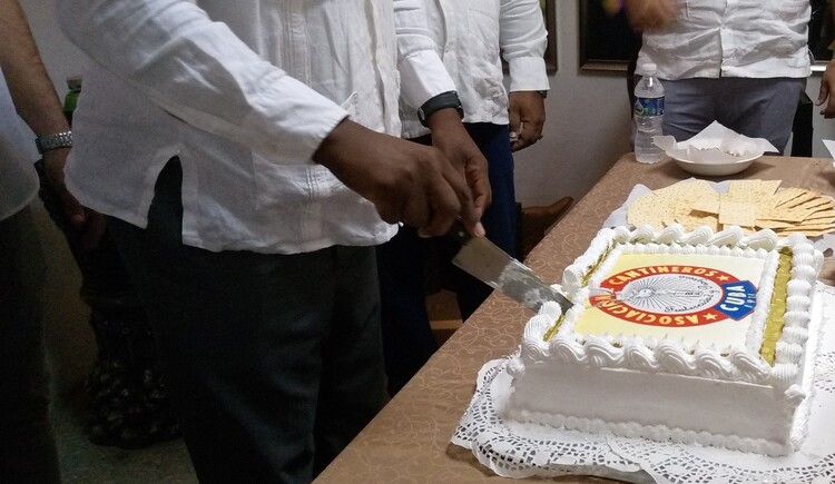 El coctel Adan y Eva, creado por el cantinero Sergio Serrano, fue el seleccionado para brindar por el 99 cumpleaños de la ACC.