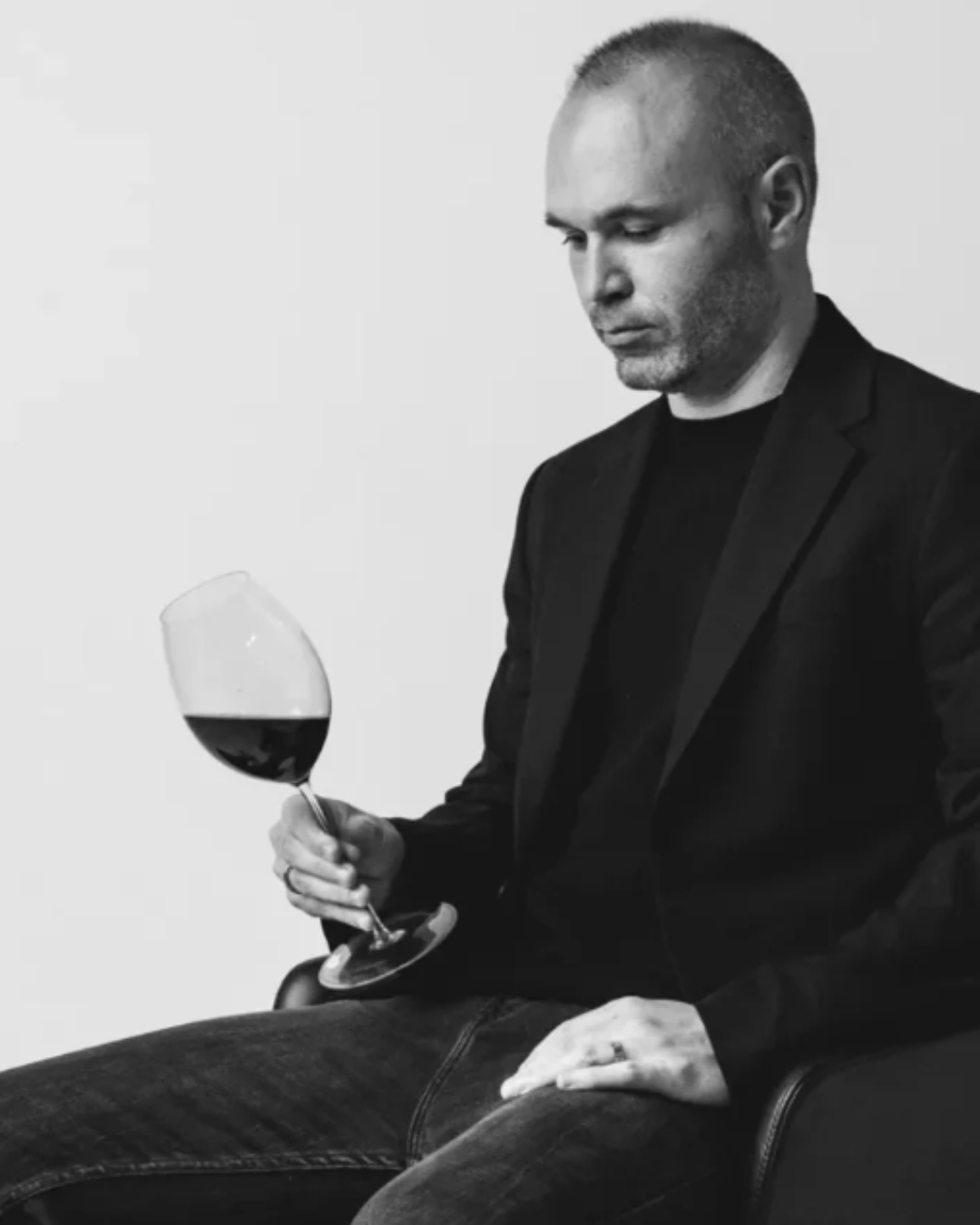 andres iniesta futbolistas vino