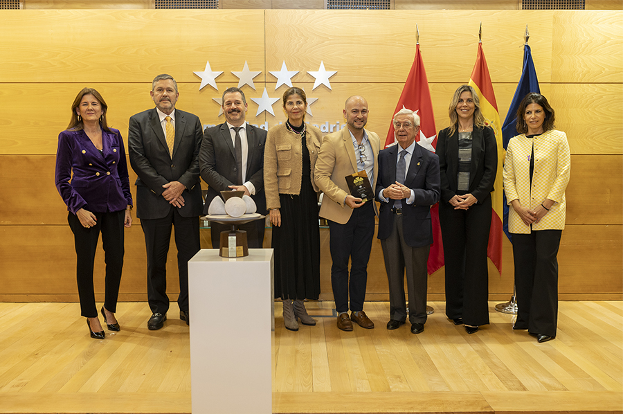 Entrega del Galardón a la Gastronomía Sostenible 2024. De izda, a dcha.: María Ruiz-Moyano, César Cordero, Mariano de Paco, Lorena Larios, Josiah Hernández, Rafael Ansón, Patricia Larraz y Luciana Binaghi. (Foto: AIBG)