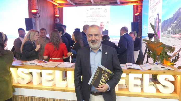 Jordi Tresserras posa con la revista nº100 de Excelencias Gourmet en Fitur
