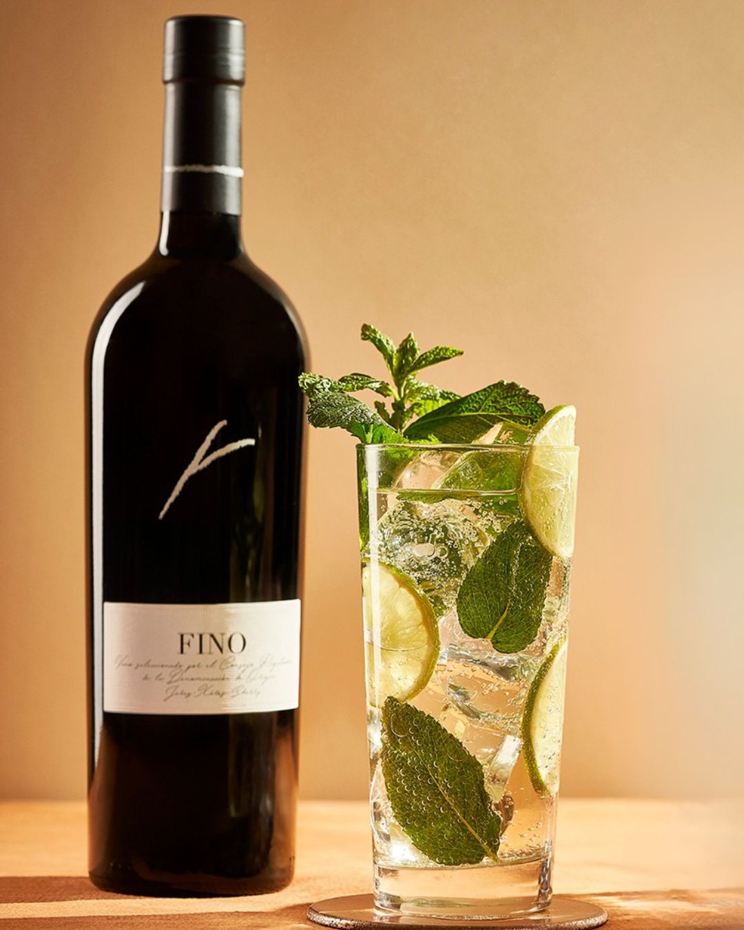 botella de fino y coctel mojito