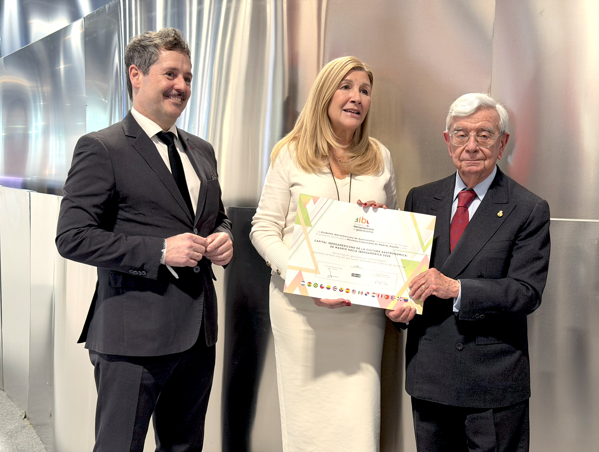 Entrega de Capitalidad a Móstoles. En la foto: Mariano de Paco Serrano, consejero de Cultura, Turismo y Deporte de la Comunidad de Madrid; Cristina Molina de Miguel, Concejal de Educación y Festejos del Ayuntamiento de Móstoles; y Rafael Ansón, presidente de la AIBG. (AIBG)