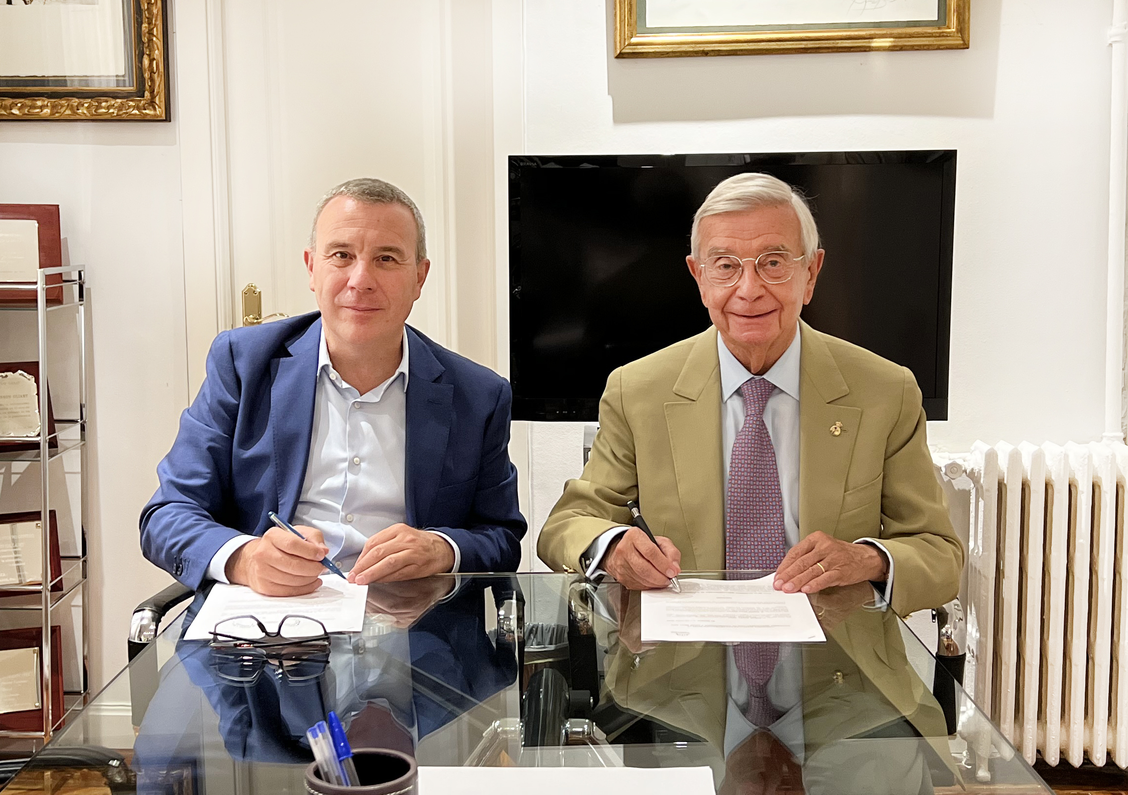  Jordi París, director general del Hotel Park Piolets de Andorra, y Rafael Ansón, presidente de la Academia Iberoamericana de Gastronomía