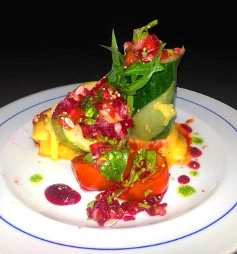 Pepinos rellenos con aderezos de remolacha