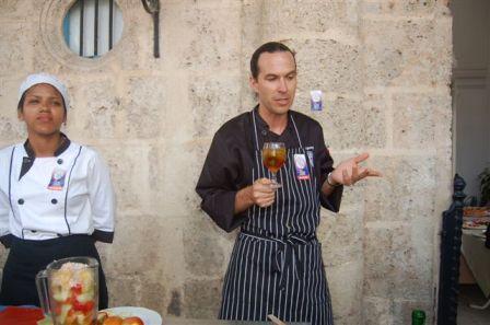 Chef estadounidense exhibe sus dotes culinarias en Cuba