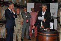 El actor teatral español Francisco Valladares crea una Calle del Arte dentro de una bodega de vinos